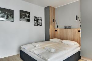 Ein Bett oder Betten in einem Zimmer der Unterkunft Chmielna Park Apartments Old Town
