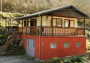 een klein huis met een veranda en een terras bij S.C.I. Rannerbaach in Dirbach