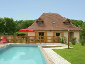 Modern holiday home with private pool في Loubressac: بيت فيه مسبح قدام بيت