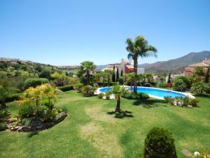 アラウリン・エル・グランデにあるBelvilla by OYO El Miradorのスイミングプール付き庭のイメージ