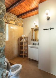 Ένα μπάνιο στο Avrofilito Syros Houses
