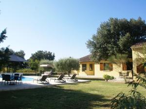 BédarridesにあるStunning Villa in Sorgues with Swimming Poolの家