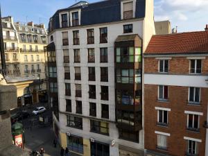 una vista sul soffitto di un edificio in una città di Hôtel du Centre a Parigi
