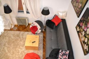 Una vista aérea de una sala de estar con un sofá. en Bastion Apartament 5, en Timisoara