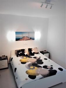 En eller flere senge i et værelse på Apartamento Renovado,vistas piscina, aire acondicionado,wifi + 24 billeder