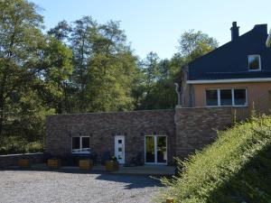 una casa in mattoni con un vialetto di fronte di Holiday Home in Theux near Spa Town a Theux