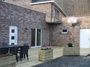 een patio met een basketbalring op een bakstenen gebouw bij Cozy Holiday home in Theux in Theux