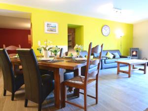 Area soggiorno di Holiday Home in Theux near Spa Town