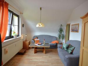 een woonkamer met twee blauwe banken en een tafel bij Cosy apartment in Frauenwald near forest in Frauenwald