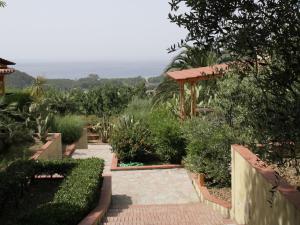 チェントラにあるHoliday house with pool near the sea and the beach and the cavesの煉瓦造りの遊歩道と植物のある庭園