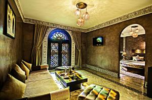 TV a/nebo společenská místnost v ubytování Palais Ommeyad Suites & Spa