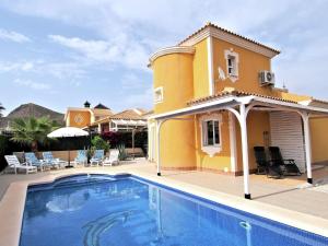 une villa avec une piscine et une maison dans l'établissement Luxurious Holiday Home in Mazarron with Private Pool, à Mazarrón