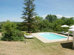 CéresteにあるRustic villa with pool in Cereste Franceの椅子と木のある庭のプール