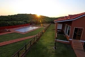 Bazén v ubytování Forest County Resort nebo v jeho okolí