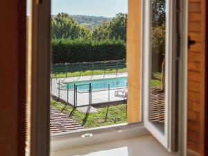 OrliacにあるAuthentic stone house with private poolの窓からスイミングプールの景色を望めます。