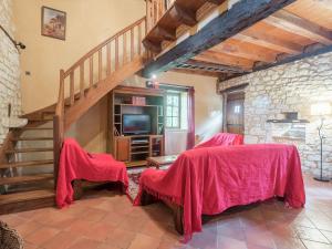 een woonkamer met een tafel en een trap bij Charming holiday home with pool in Monbazillac