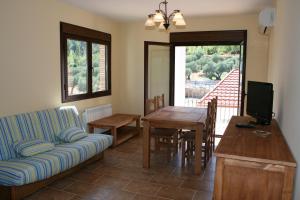 Khu vực ghế ngồi tại Apartamentos Rurales El Pinar