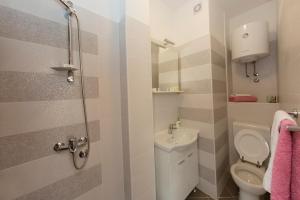 ein kleines Badezimmer mit Toilette und Waschbecken in der Unterkunft Guesthouse Rota in Mostar + 38 Fotos