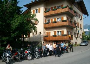 un grupo de motocicletas estacionadas frente a un edificio en Albergo Genzianella, en Fiavè