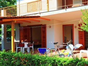 チェントラにあるHoliday Home in Palinuro with Pool Terrace Garden Bicyclesの自転車2台が前に停まった家