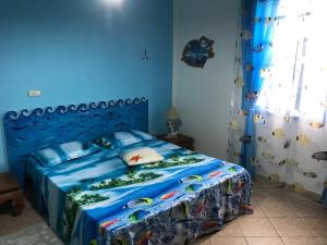 1 dormitorio azul con 1 cama con cabecero azul en Acquamarina B&B, en La Maddalena 30 fotos más