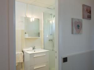 Koupelna v ubytování Logis Hôtel l'Abricotine