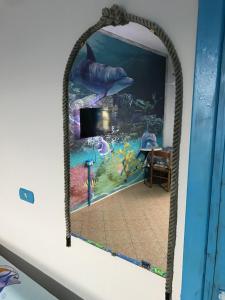 espejo en una habitación con pecera en Acquamarina B&B, en La Maddalena