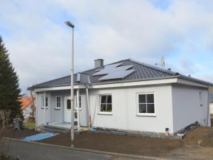 una casa blanca con un panel solar en el techo en Apartment in Ulmen near the lake, en Ulmen