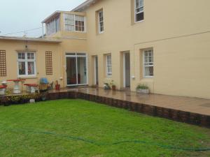 ein Haus mit Rasen davor in der Unterkunft Jikeleza Lodge in Port Elizabeth