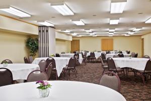 Restoran atau tempat lain untuk makan di Country Inn & Suites by Radisson, Galena, IL