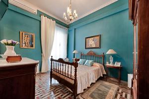 a bedroom with blue walls and a bed and a table at Hotel Casa Ceremines in Xerta