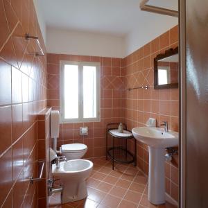 A bathroom at Agriturismo Le Spezie Még 37 kép