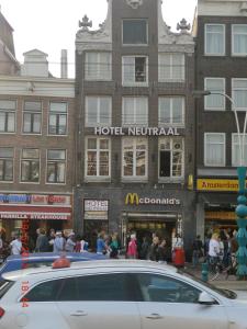 un'auto parcheggiata di fronte a un hotel niagara di Budget Hotel Neutraal ad Amsterdam