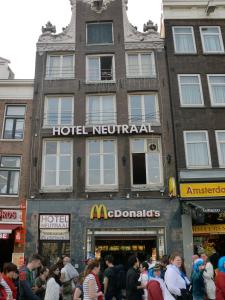a crowd of people standing outside of a hotel neccessary at Budget Hotel Neutraal in Amsterdam