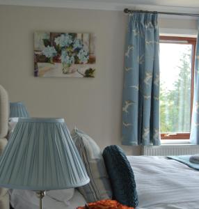 Un pat sau paturi într-o cameră la Shandon Farmhouse Bed and Breakfast