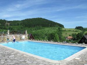 Bazén v ubytování villa with swimming pool in the hilly landscape nebo v jeho okolí