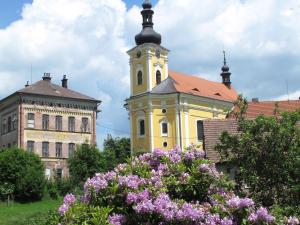 Vonkajšia záhrada v ubytovaní Private Pool Villa in Stupna