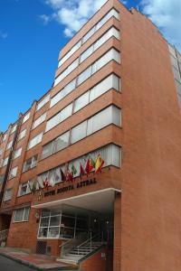 un edificio de ladrillo alto con un cartel. en Hotel Bogota Astral, en Bogotá