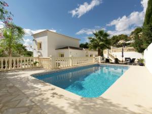 Bazén v ubytovaní Villa in Moraira near El Portet Beach alebo v jeho blízkosti