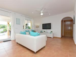 Televízia a/alebo spoločenská miestnosť v ubytovaní Villa with private pool in Moraira