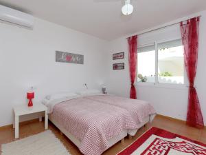Posteľ alebo postele v izbe v ubytovaní Villa in Moraira near El Portet Beach