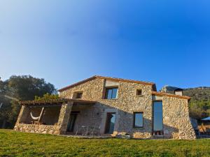 a stone house in the middle of a field at Can Nofre - Masia familiar en zona tranquila in Amer