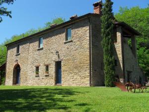 ModiglianaにあるLuxury Holiday Home in Modigliana Italy with Gardenの草の庭のある大きな石造りの建物