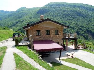 マローネにあるBeautiful chalet with Swimming Pool in Lombardyの紫の覆いを施した小さな建物