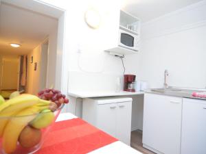 una cocina con un plato de fruta en una mesa en Apartment near the ski area, en Schmallenberg
