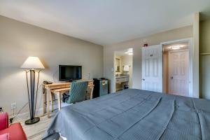マートルビーチにあるBeachcomber Inn & Suitesのベッドルーム1室(大型ベッド1台、デスク、コンピュータ付)