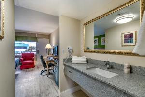 Beachcomber Inn & Suites的休息区