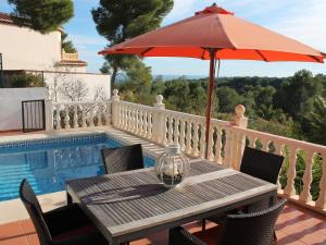 PedramalaにあるDeluxe Villa in Benissa with Swimming Poolのスイミングプールの横にあるテーブル(傘付)