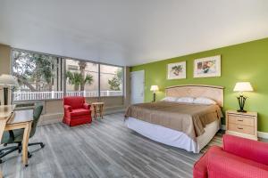 Beachcomber Inn & Suites客房内的一张或多张床位