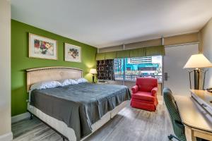 Beachcomber Inn & Suites客房内的一张或多张床位